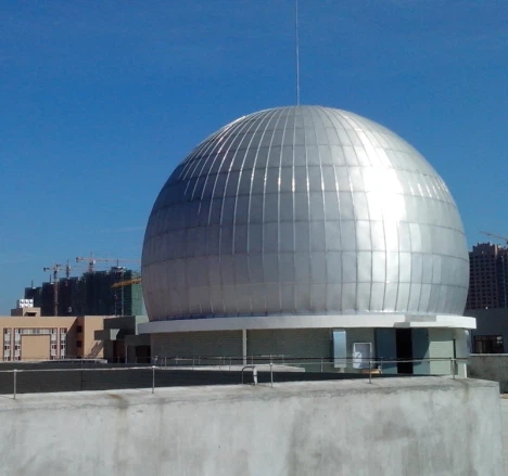 Hogyan biztosítható a kupolaszerkezet stabilitása az iskolák planetáriumi kup...